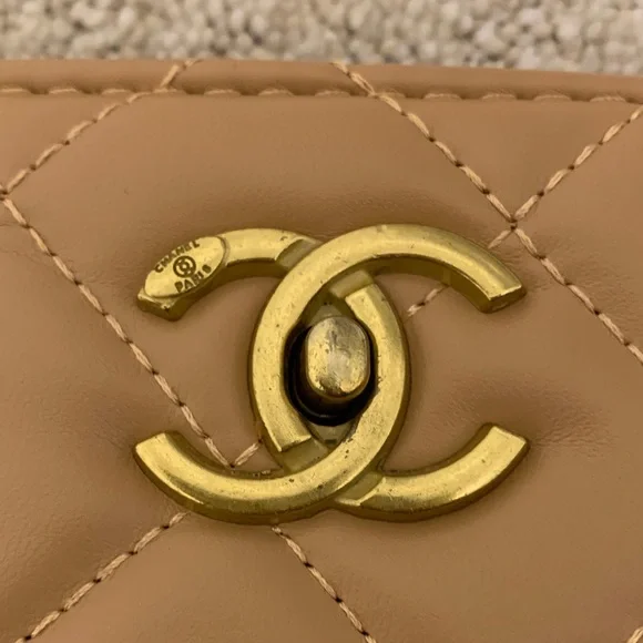 Elegant Quilted Shoulder Bag in Tan - Picture 3 of 6